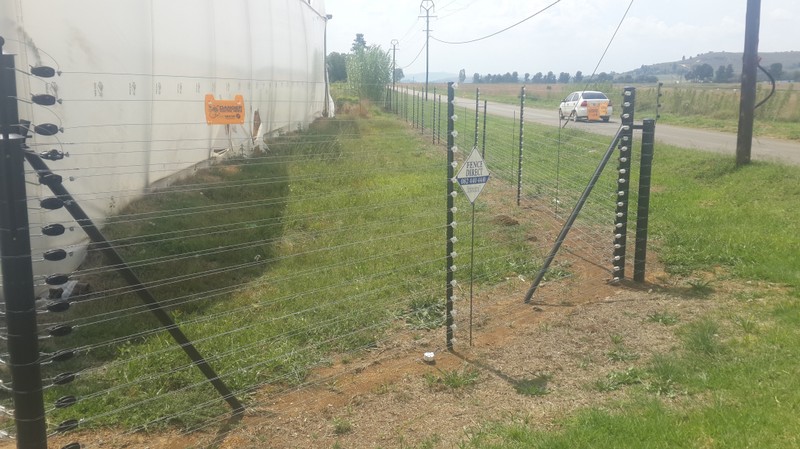 Electric fencing with high-strain barrier fence